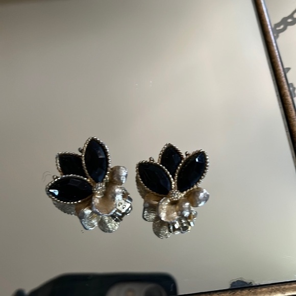Vintage clip on Earrings - Picture 1 of 4